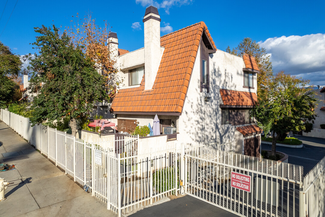12330 Osborne St in Pacoima, CA - Foto de edificio