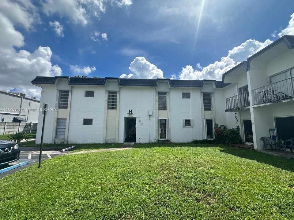 7215 SW 94th Pl in Miami, FL - Building Photo