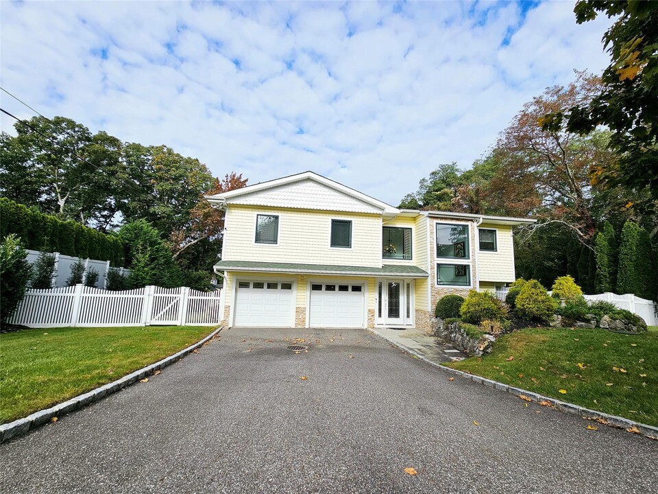 21 Bobcat Ln in East Setauket, NY - Building Photo