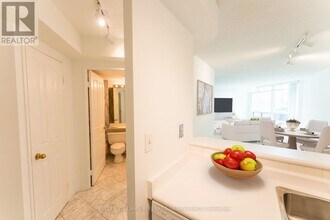 942 Yonge St in Toronto, ON - Building Photo - Building Photo