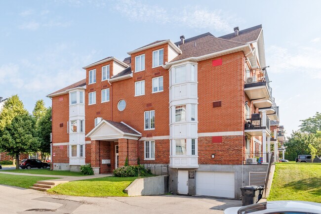 2404 Charles-Darwin Rue in St. Laurent, QC - Building Photo - Building Photo