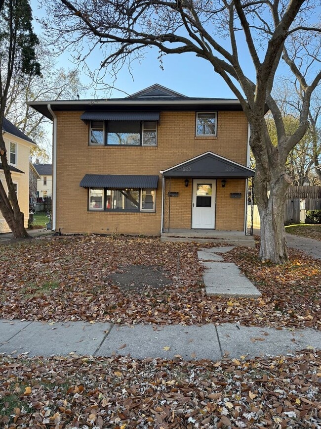 property at 223-225 S Gardiner Ave