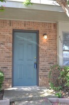 800 W Collins St in Denton, TX - Building Photo