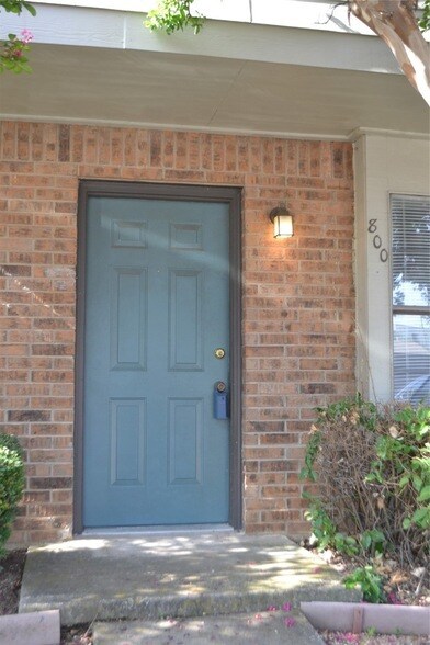 800 W Collins St in Denton, TX - Building Photo