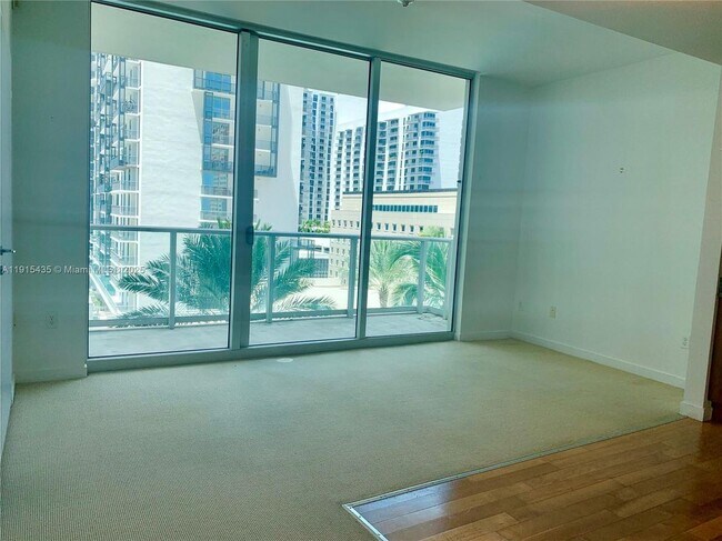 300 S Biscayne Blvd in Miami, FL - Building Photo - Building Photo