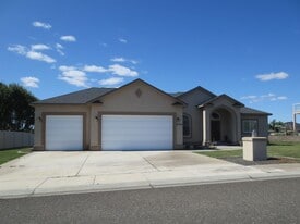 6104 Woodbine Dr in Pasco, WA - Building Photo