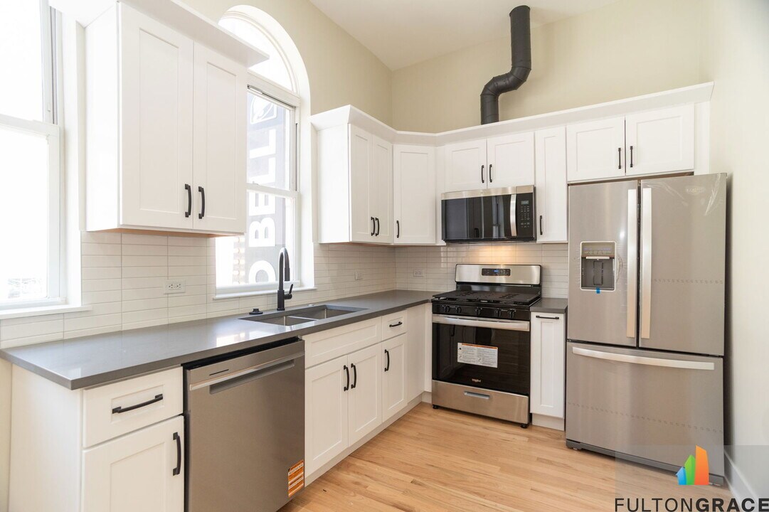4437 N Broadway in Chicago, IL - Building Photo