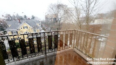 24 Fuller St, Unit 405 in Brookline, MA - Foto de edificio - Building Photo