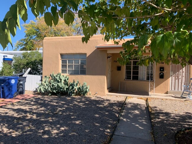 310 Madison St NE, Unit Front Unit 310 in Albuquerque, NM - Building Photo - Building Photo