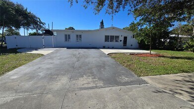 1300 N 64th Ave in Hollywood, FL - Building Photo - Building Photo