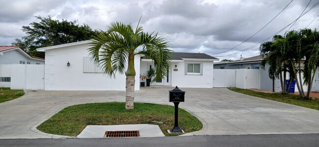 6617 Dahlia Dr in Miramar, FL - Building Photo - Building Photo