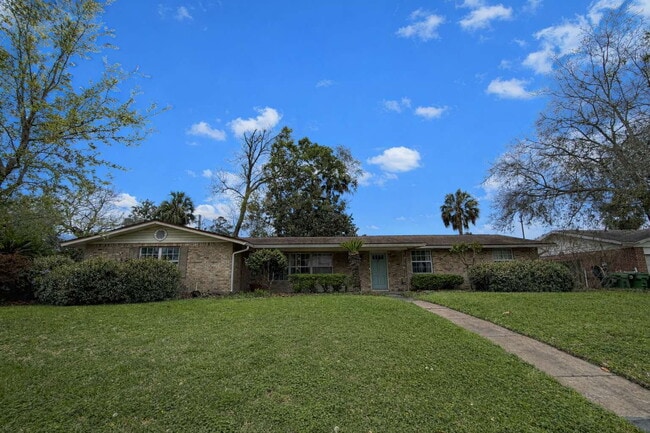 property at 2 Fairway Rd