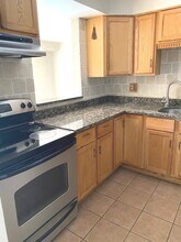 650 Perrie Dr-Unit -202 in Elk Grove Village, IL - Foto de edificio - Building Photo