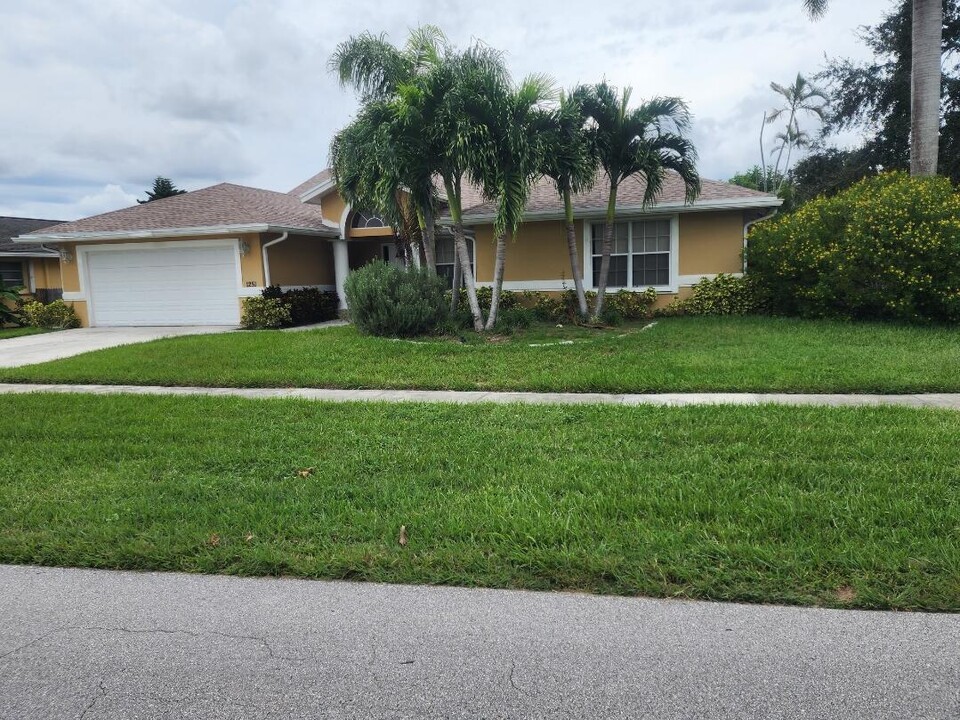 1251 Rowayton Cir in Wellington, FL - Foto de edificio