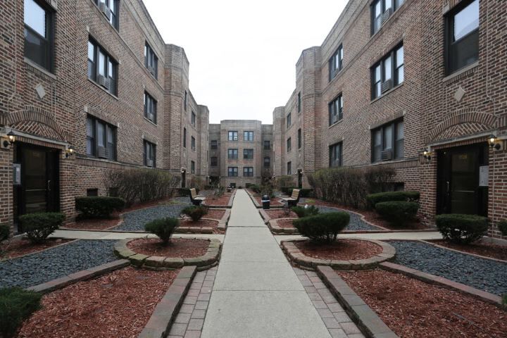 3728 N Pine Grove Ave in Chicago, IL - Building Photo