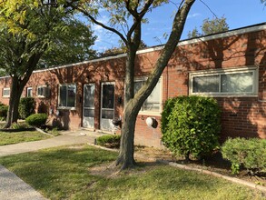 Leroy Apartments in Roseville, MI - Building Photo - Building Photo