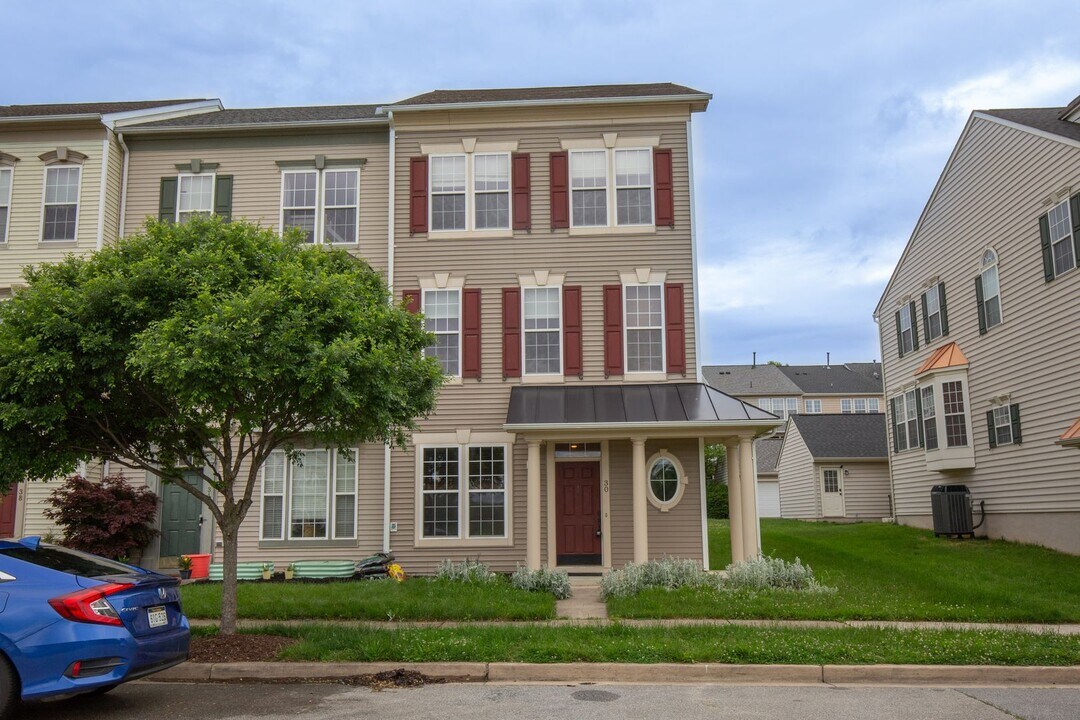 30 Davis St in Charles Town, WV - Building Photo