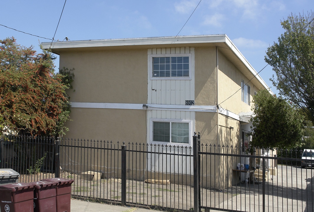 8912 B St in Oakland, CA - Foto de edificio