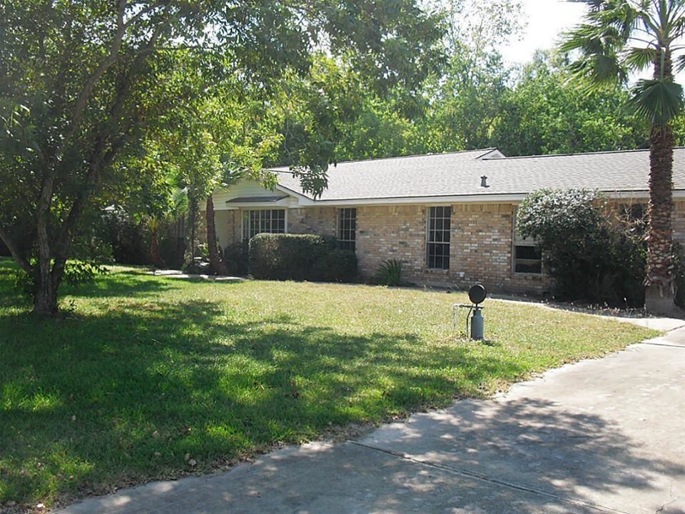 13138 Max Rd in Pearland, TX - Building Photo
