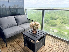 16385 Biscayne Blvd in North Miami Beach, FL - Building Photo - Building Photo