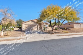 2535 E Petroglyph Ln in Oro Valley, AZ - Foto de edificio - Building Photo