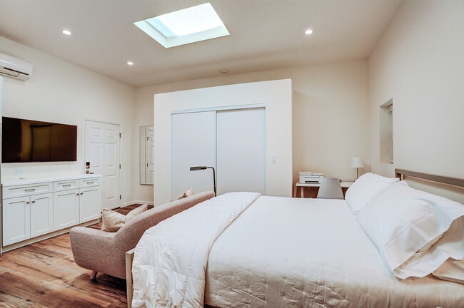 506 N Sierra Dr, Unit Guest House in Beverly Hills, CA - Building Photo - Building Photo