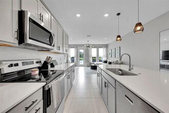 6112 Rancho Ln in Greenacres, FL - Foto de edificio - Building Photo