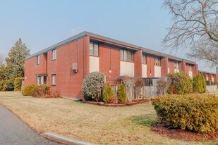 Applewood Court in Mississauga, ON - Building Photo