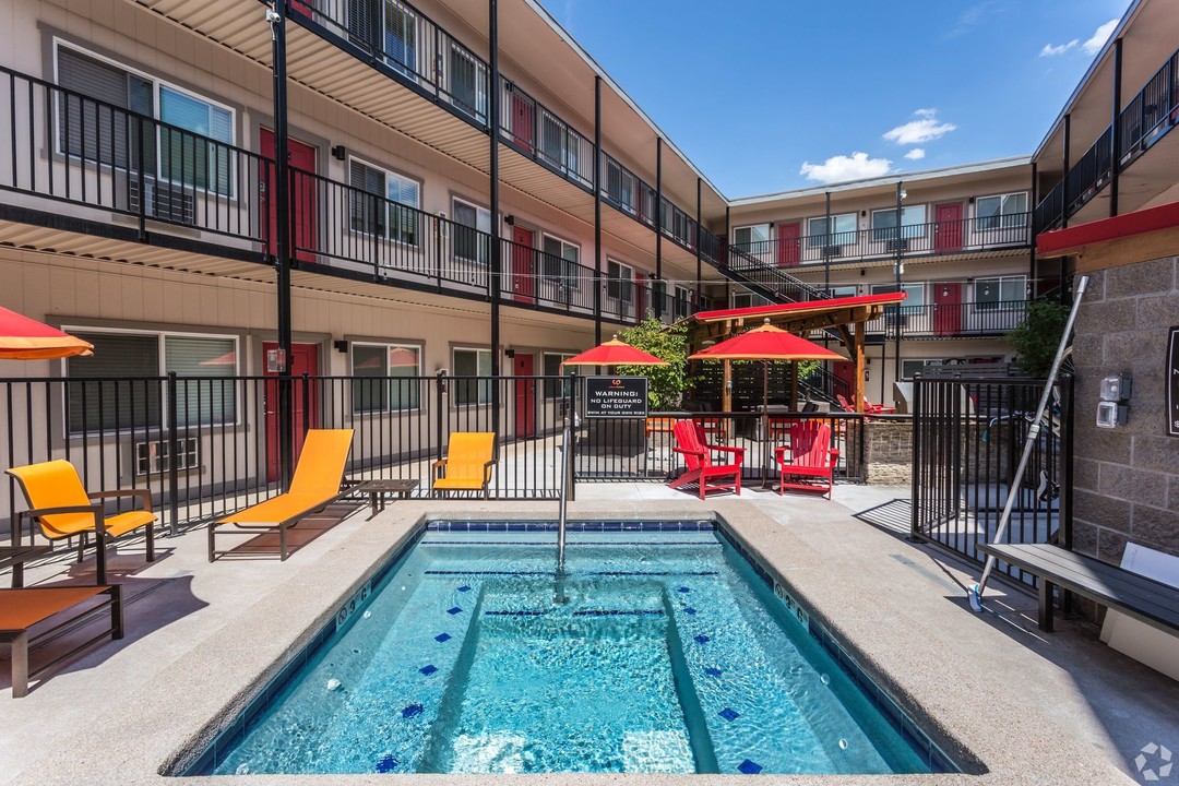 The Phenix At 4 Mile in Glendale, CO - Foto de edificio