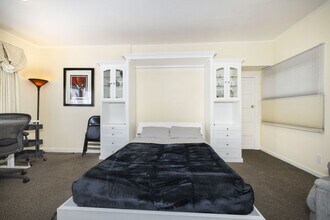 325 Alma St, Unit Studio in Palo Alto, CA - Building Photo - Building Photo