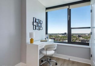 1560 N Sandburg Ter, Unit 2907J in Chicago, IL - Foto de edificio - Building Photo