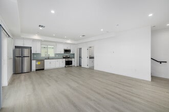 1301 E 27th St in Los Angeles, CA - Building Photo - Interior Photo