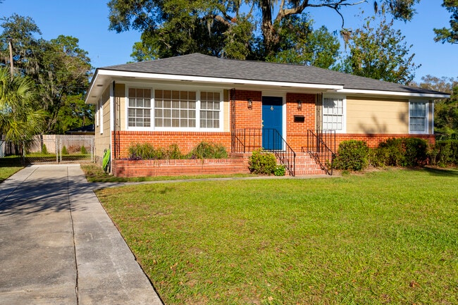 property at 1532 E 53rd St