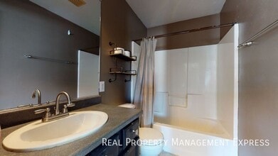Spacious 4 Bedroom 2 Bath Home with attach in Sioux Falls, SD - Foto de edificio - Building Photo