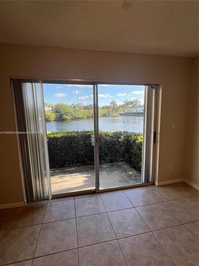 11250 SW 13th St, Unit 101 in Pembroke Pines, FL - Building Photo - Building Photo