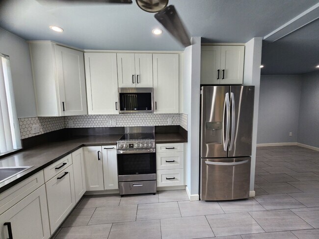 4250 Van Dyke Ave in San Diego, CA - Building Photo - Building Photo