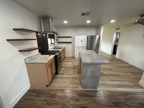 2324 S Sallee St in Visalia, CA - Building Photo - Building Photo