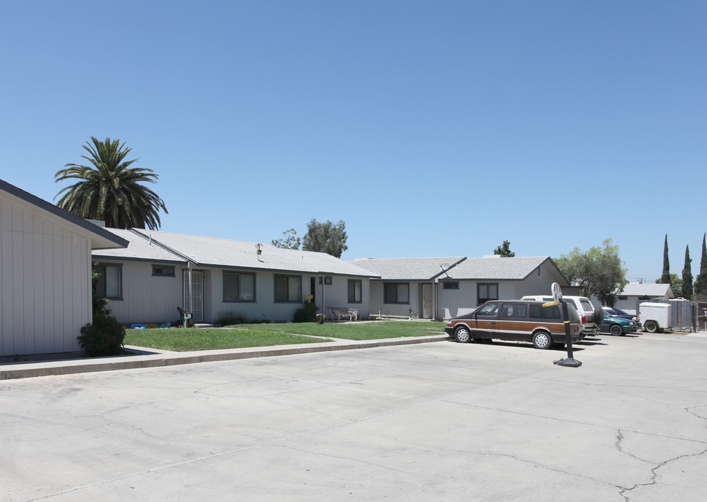 930 W 7th St in Hanford, CA - Building Photo