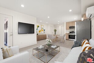 6943 Simpson Ave in Los Angeles, CA - Building Photo