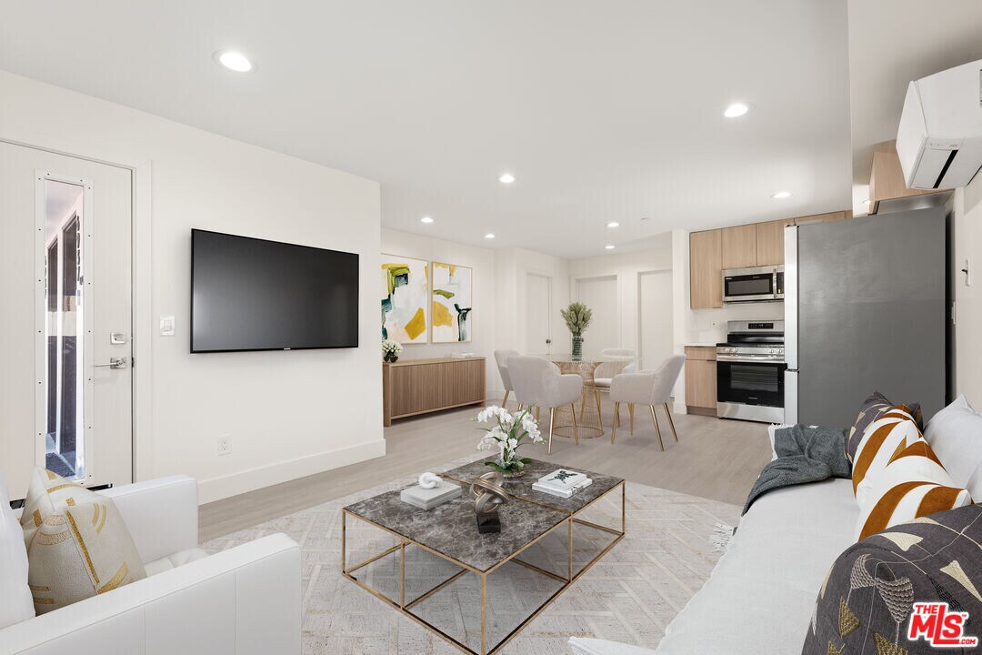 6943 Simpson Ave in Los Angeles, CA - Building Photo