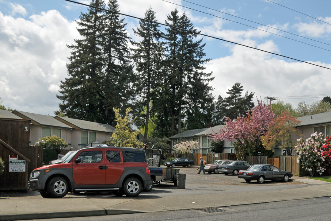 Willow Apartments in Tigard, OR - Building Photo