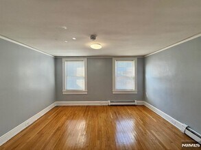 122 Cross St, Unit 1 in Harrison, NJ - Building Photo - Building Photo