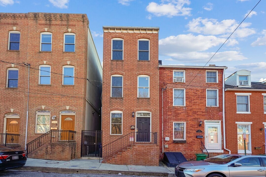 111 E Cross St in Baltimore, MD - Building Photo