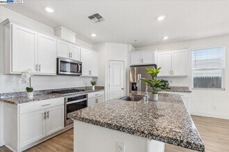 946 Osprey Dr in Lathrop, CA - Building Photo - Building Photo