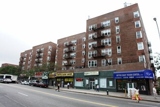 134-54 Maple Ave in Flushing, NY - Foto de edificio - Building Photo