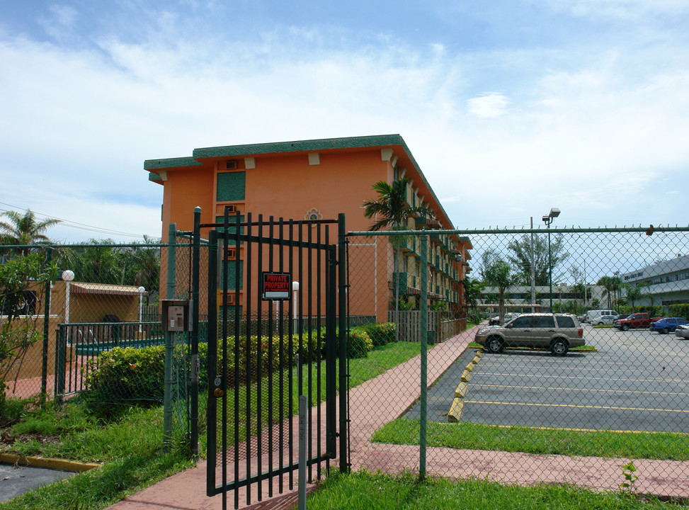 Golden Gate Apartments in Miami, FL - Building Photo