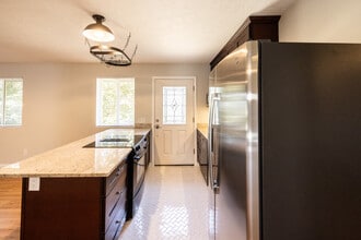8717 NE Webster St, Unit B in Portland, OR - Foto de edificio - Building Photo