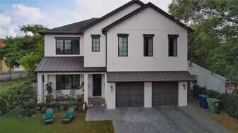 2402 W Parkland Blvd in Tampa, FL - Building Photo