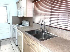 500 SW 51st Ave in Coral Gables, FL - Building Photo - Building Photo