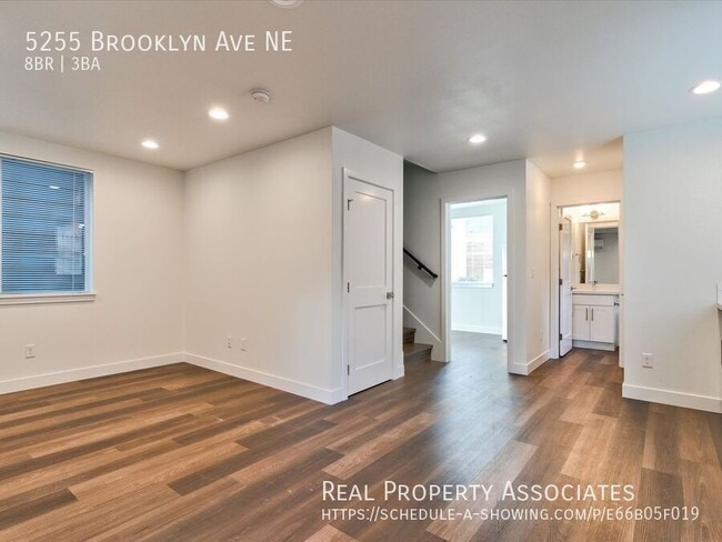 5255 Brooklyn Ave NE in Seattle, WA - Building Photo - Building Photo